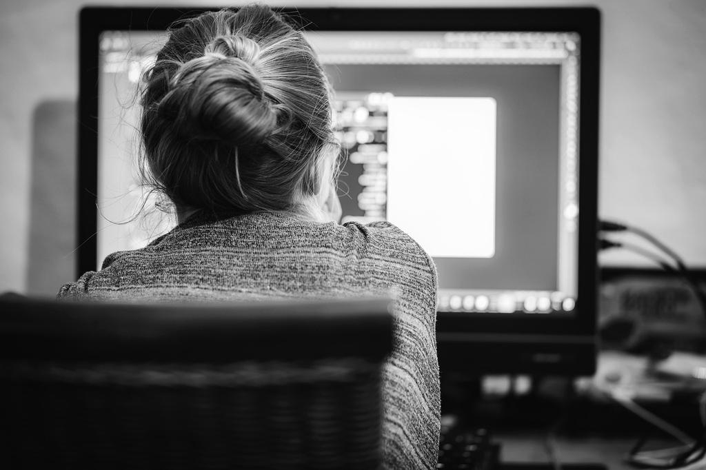 Panel cyberbezpieczeństwa wizualizujący powierzchnie ataku i podatności