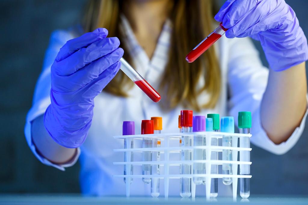 Naukowcy badający próbki kryształów w laboratorium