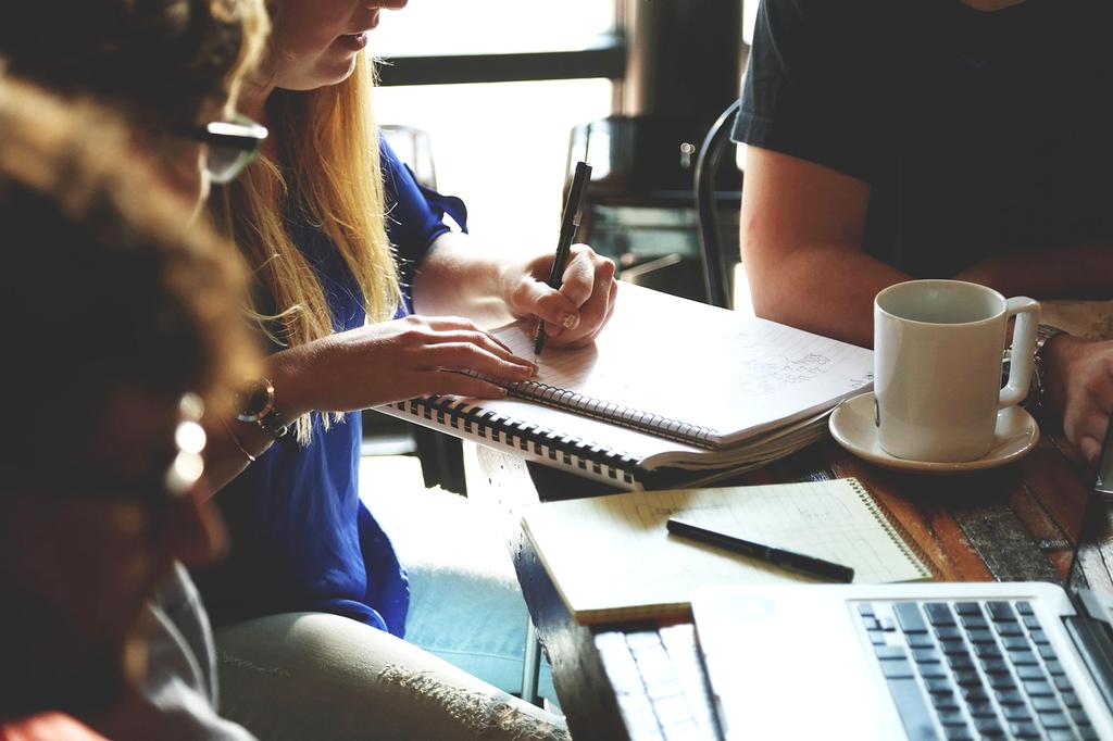 Pracownicy biznesowi wspólnie analizują plan zarządzania ryzykiem